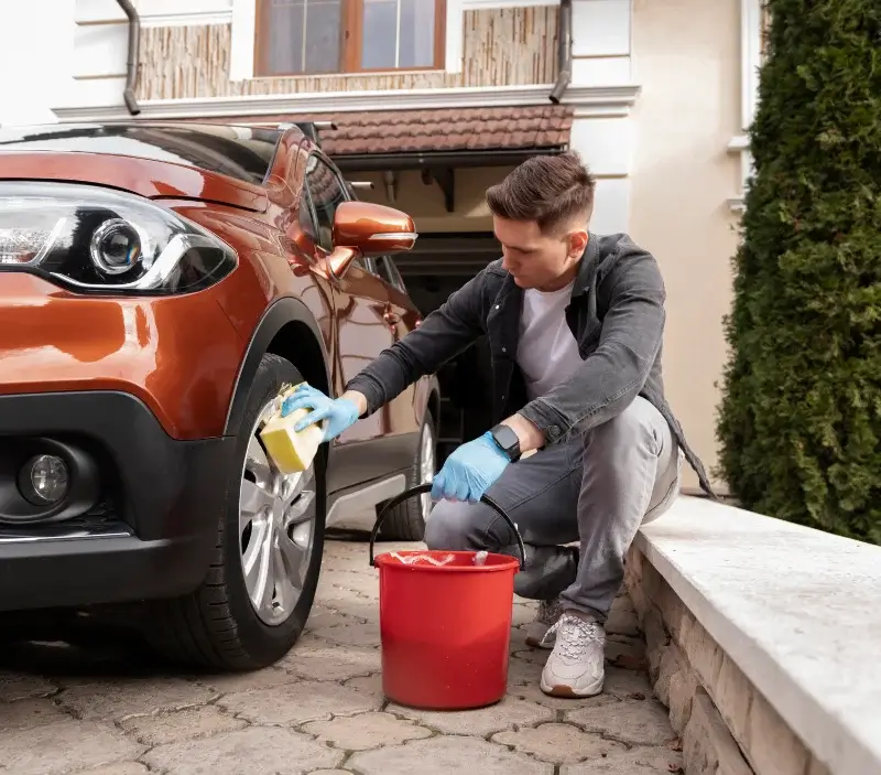 Lavage auto à domicile Taurignan-Vieux : professionnel intervenant sur un véhicule